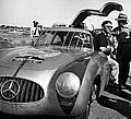 Gewinner: Karl Kling (verdeckt) und Hans Klenk siegen 1952 bei der dritten Carrera Panamericana Mexico auf Mercedes-Benz 300 SL (W 194).